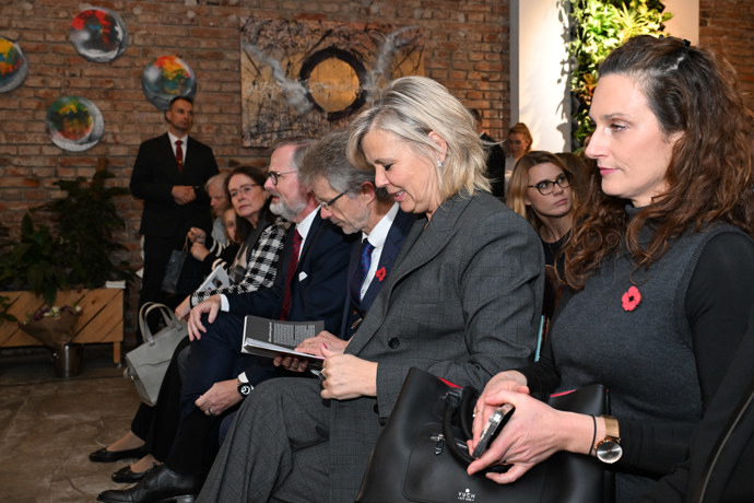 FOTO: První dáma si se zájmem prohlíží novou knihu. – stránka 87