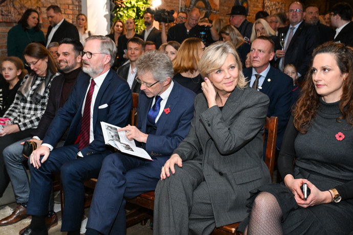 FOTO: Slavnostní křest v Praze přilákal politické špičky. – stránka 14