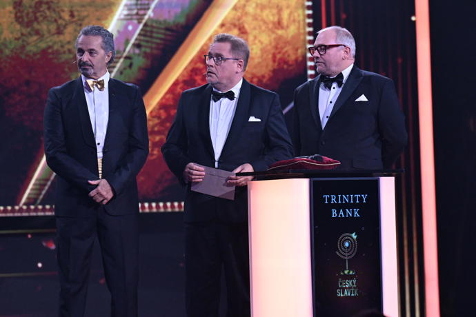 FOTO: Jednu z cen předávala tato trojice hereckých legend. – stránka 535