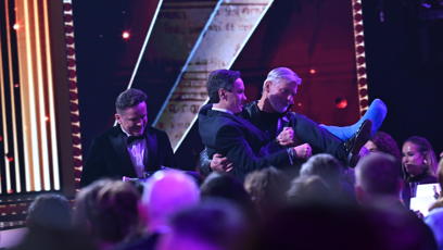 FOTO: Bodyguard hollywoodských hvězd Jindra tentokrát v roli nosiče člena kapely Chinaski, který měl zlomenou nohu.