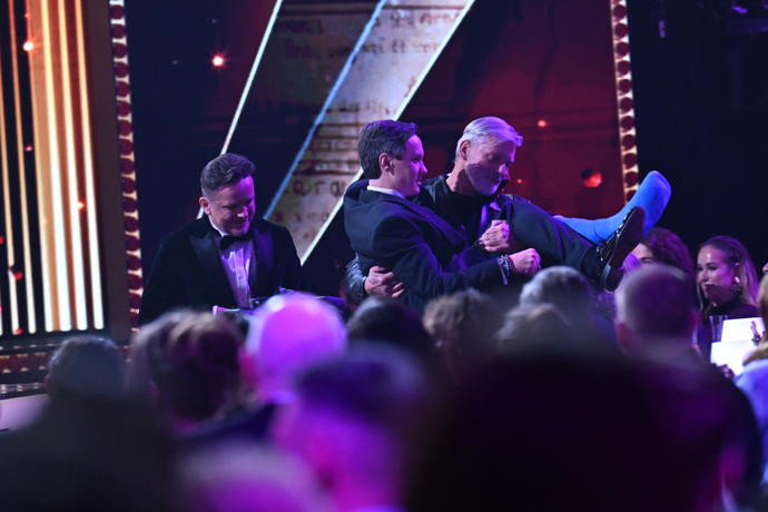 FOTO: Bodyguard hollywoodských hvězd Jindra tentokrát v roli nosiče člena kapely Chinaski, který měl zlomenou nohu. – stránka 533