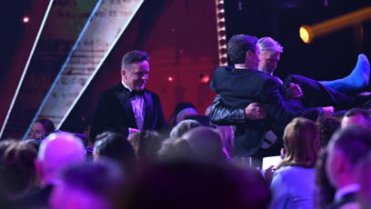 FOTO: Bodyguard hollywoodských hvězd Jindra tentokrát v roli nosiče člena kapely Chinaski, který měl zlomenou nohu.