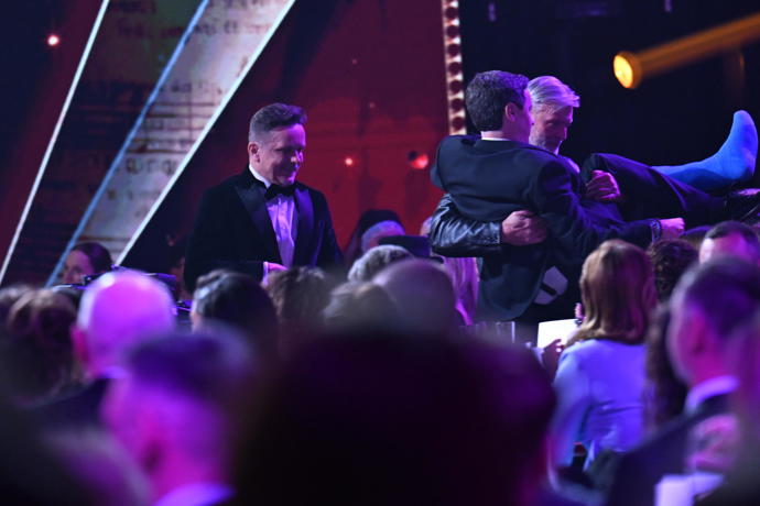 FOTO: Bodyguard hollywoodských hvězd Jindra tentokrát v roli nosiče člena kapely Chinaski, který měl zlomenou nohu. – stránka 532