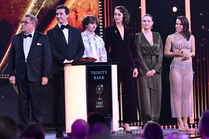 FOTO: Jednu z cen předávali herci, kteří byli v některém z nováckých kriminálních seriálu zavražděni. – stránka 531