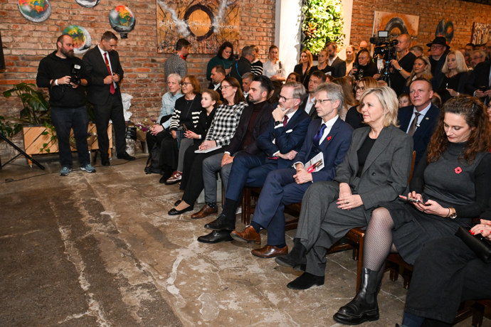 FOTO: Hosté na křtu knihy Markéty Pakarové Adamové. – stránka 22