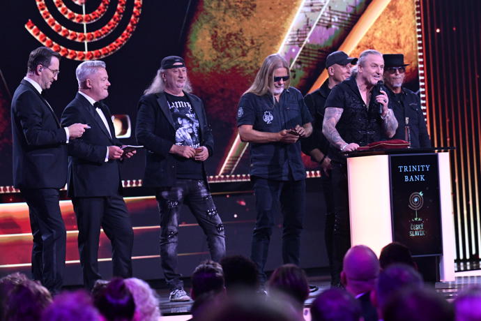 FOTO: Pepa Vojtek z Kabátů se trošku vysmál Ewě Farne. – stránka 529