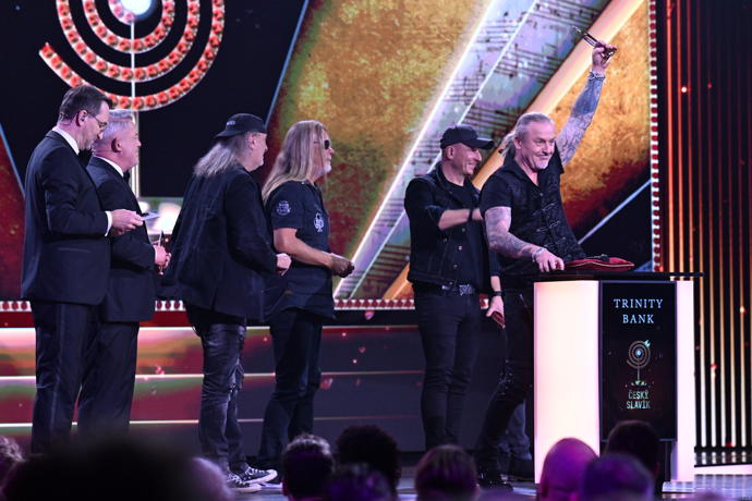 FOTO: Pepa Vojtek měl ze sošky radost. – stránka 527