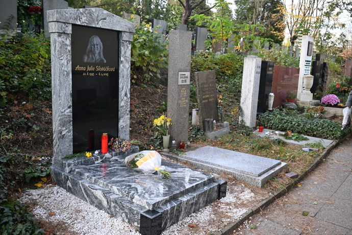 FOTO: Pomníček Aničky Slováčkové nechal zbudovat její otec Felix Slováček. – stránka 2