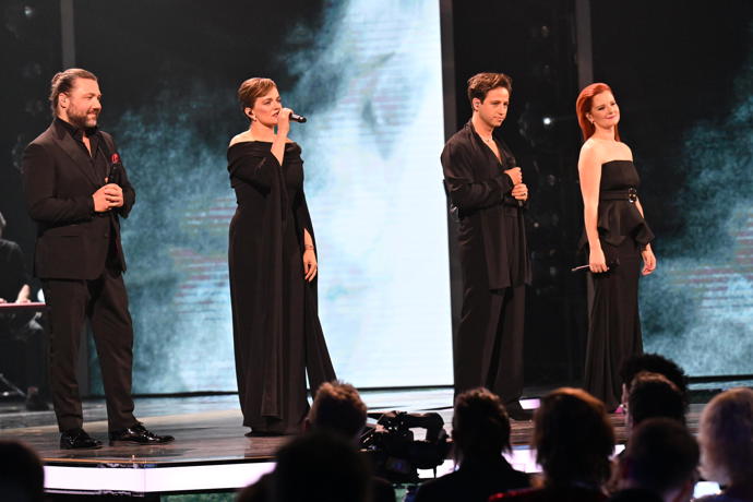 FOTO: Dojemná vzpomínka na Aničku Slováčkovou. Zazpívali její bratr Felix, Milan Peroutka, Marta Jandová, její kamarádka. – stránka 526