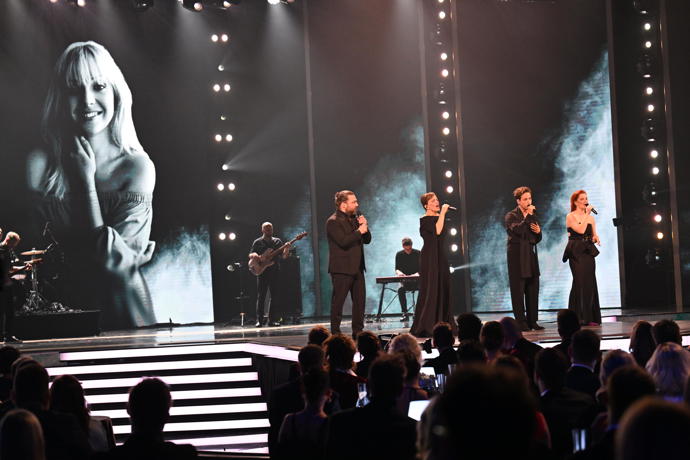 FOTO: Dojemná vzpomínka na Aničku Slováčkovou. Zazpívali její bratr Felix, Milan Peroutka, Marta Jandová, její kamarádka. Doprovázela je Aničky originální kapela. – stránka 524
