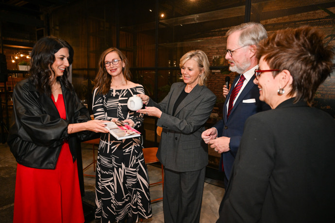 FOTO: Eva Pavlová pokřtila knihu Pekarové Adamové. – stránka 12