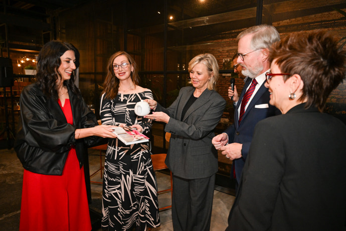 FOTO: Křest knihy Markéty Pakarové Adamové. – stránka 16