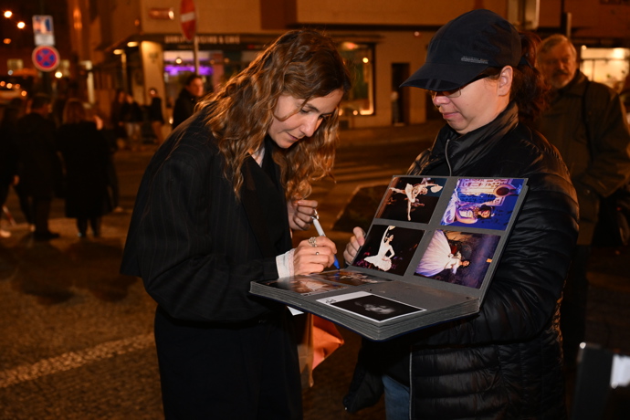 FOTO: Tereza s fanoušky. – stránka 1