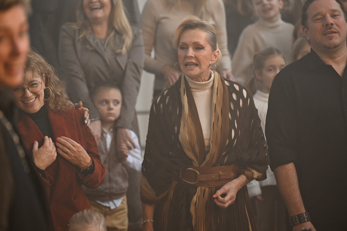 FOTO: Helena Vondráčková zazpívá v novém songu Vojtěcha Drahokoupila. – stránka 12