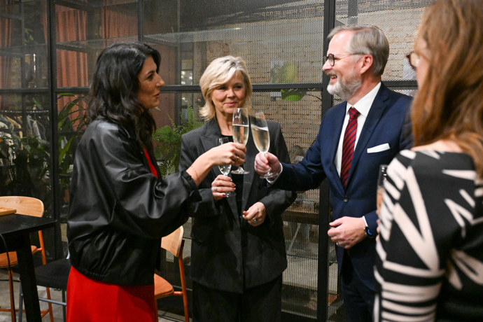 FOTO: Hosté na večírku v dobré náladě. – stránka 10