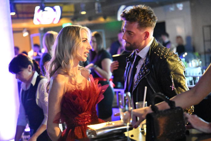 FOTO: Honza Kopečný měl oči pro tuto krásku. – stránka 476