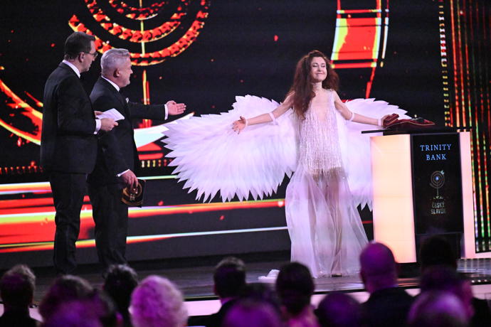 FOTO: Eva Toulová se zjevila na pódiu jako holubice. – stránka 473