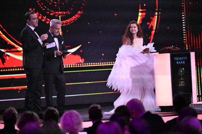 FOTO: Eva Toulová se zjevila na pódiu jako holubice. – stránka 472