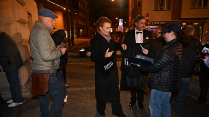 FOTO: Barbora Munzarová rozdala před vstupem několik podpisů.