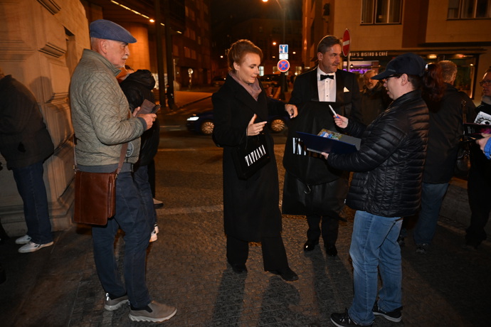 FOTO: Barbora Munzarová rozdala před vstupem několik podpisů. – stránka 174