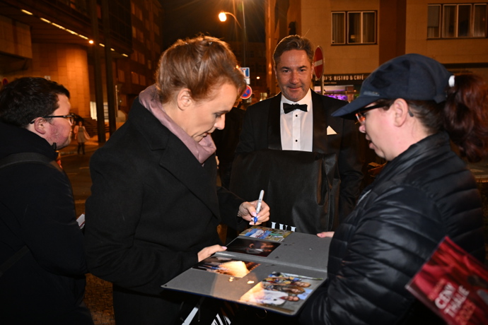 FOTO: Barbora Munzarová podepisovala i fotky. – stránka 172