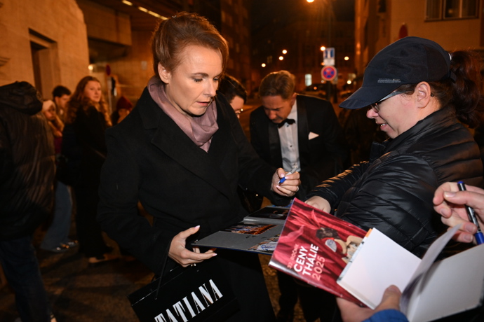 FOTO: Barbora Munzarová před začátkem předávání cen Thálie. – stránka 171