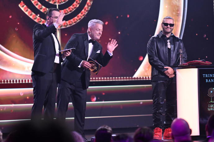 FOTO: Patrik Vrbovský známý jako Rytmus předal jednu z cen. – stránka 464