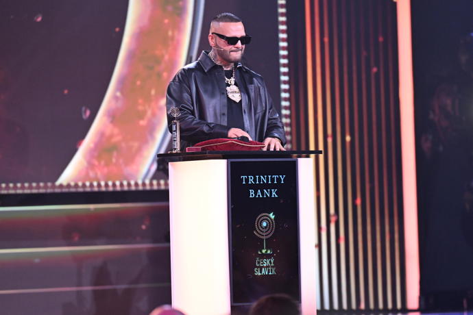 FOTO: Patrik Vrbovský známý jako Rytmus předal jednu z cen. – stránka 463