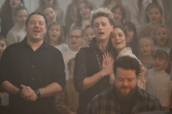 FOTO: Vojta Drahokoupil má ve videoklipu opět Veroniku Čermák Mackovou. – stránka 4