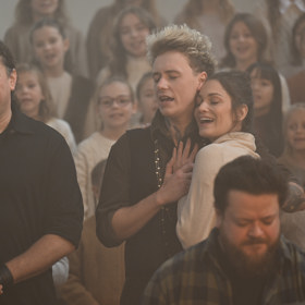 Vojta Drahokoupil a Veronika Čermák Macková v objetí.