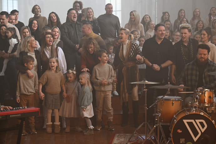 FOTO: Ve videoklipu se objeví mnoho známých tváří. – stránka 10