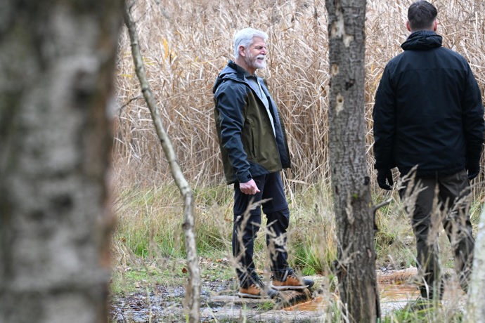 FOTO: Prezident Petr Pavel vyrazil do přírody. – stránka 136