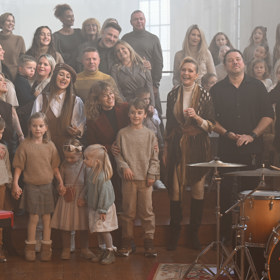 Videoklip Vojtěcha Drahokoupila nabízí hvězdné obsazení.