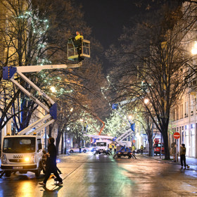 Na Pařížské ulici už svítí světýlka.