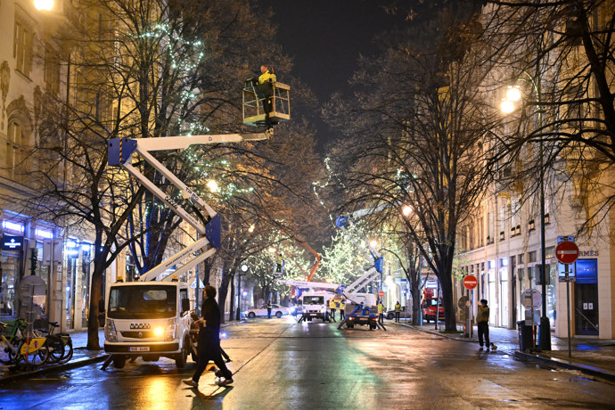 FOTO: Na Pařížské ulici už svítí světýlka. – stránka 13