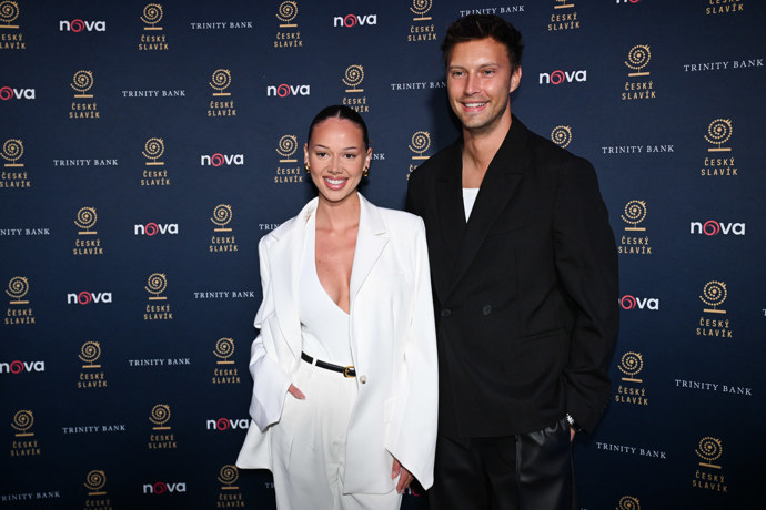 FOTO: Gabriela Gašpárová vedle svého partnera Petra Havránka doslova září. – stránka 12