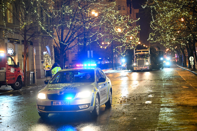 FOTO: Na Pařížské ulici už svítí světýlka. – stránka 12