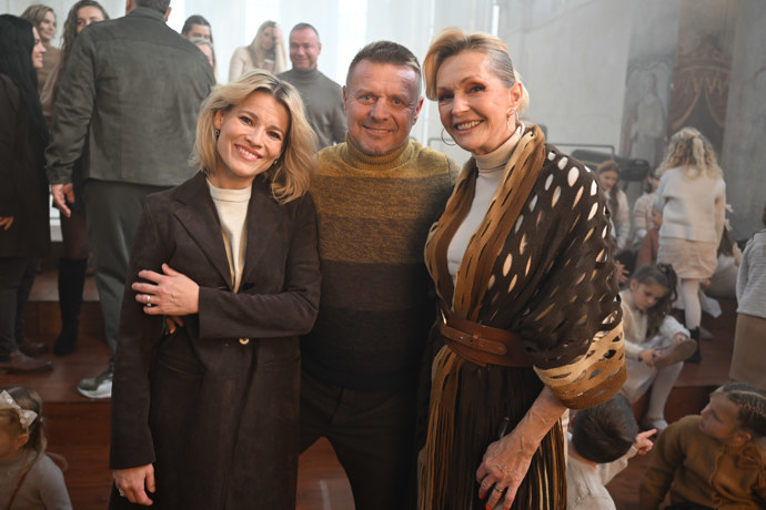 FOTO: Zpěvačka Helena Vondráčková. – stránka 8