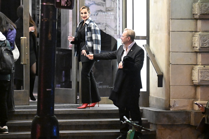 FOTO: Zpěvačka a herečka Monika Absolonová si povídala na schodech. – stránka 10