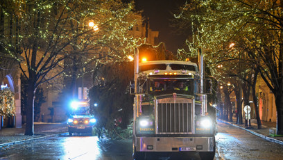 FOTO: Na Pařížské ulici už svítí světýlka.