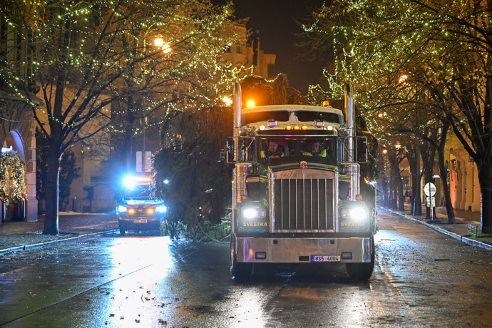 FOTO: Na Pařížské ulici už svítí světýlka. – stránka 11