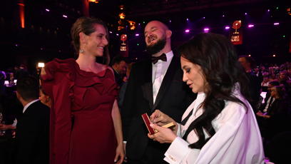 FOTO: Lucie Bílá věnovala svého letošního stříbrného Slavíka Pokáčovi.