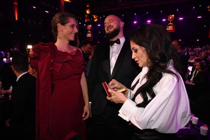 FOTO: Lucie Bílá věnovala svého letošního stříbrného Slavíka Pokáčovi. – stránka 426