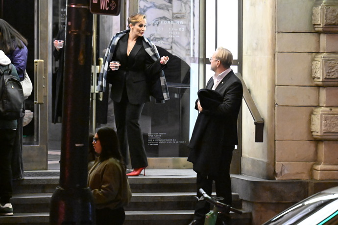 FOTO: Monika Absolonová dorazila v černém kostýmku. – stránka 165