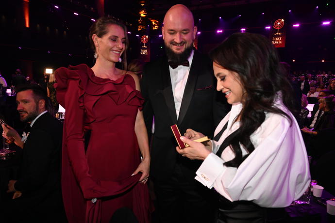 FOTO: Lucie Bílá věnovala svého letošního stříbrného Slavíka Pokáčovi. – stránka 425