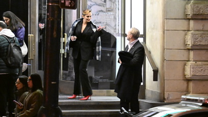 FOTO: Zpěvačka a herečka Monika Absolonová si povídala na schodech.