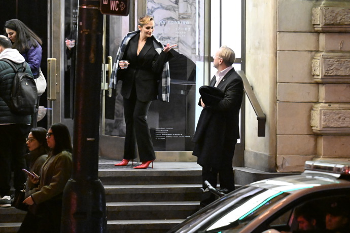 FOTO: Zpěvačka a herečka Monika Absolonová si povídala na schodech. – stránka 9