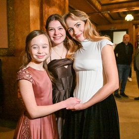 Tři hlavní herečky filmu Máma- Valentýna Bečková, Sophie Šporclová a Elizaveta Maximová. 