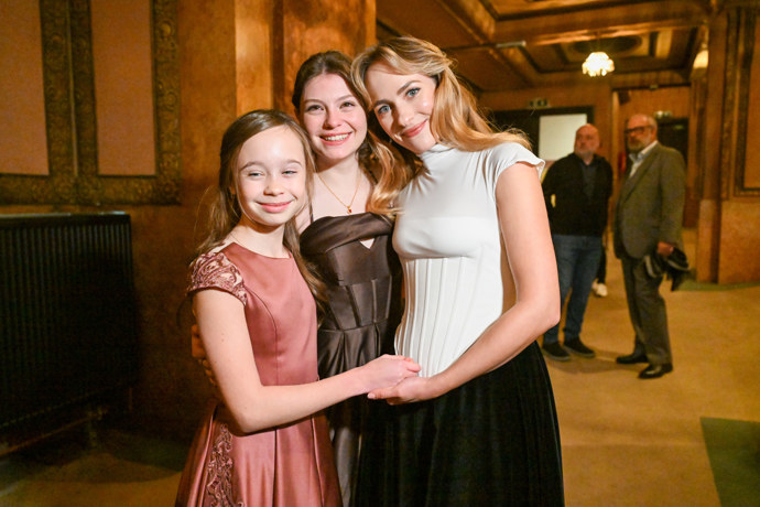 FOTO: Tři hlavní herečky filmu Máma- Valentýna Bečková, Sophie Šporclová a Elizaveta Maximová. – stránka 12