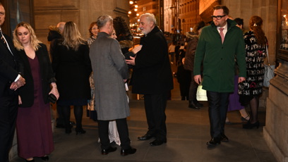 FOTO: Před Národním divadlem se to plní umělci.